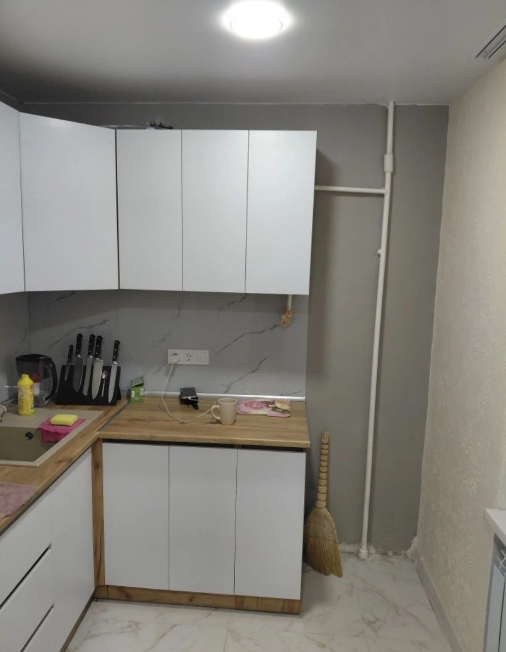 Urgent sale!! 3 rooms, 5/9 Renovation. Queen Street