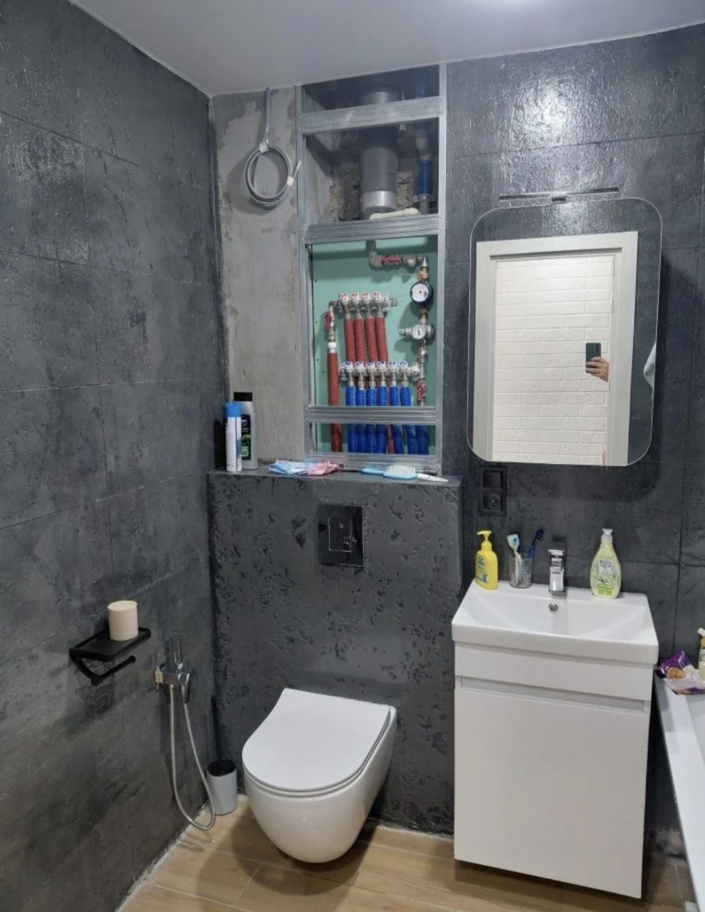 Urgent sale!! 3 rooms, 5/9 Renovation. Queen Street