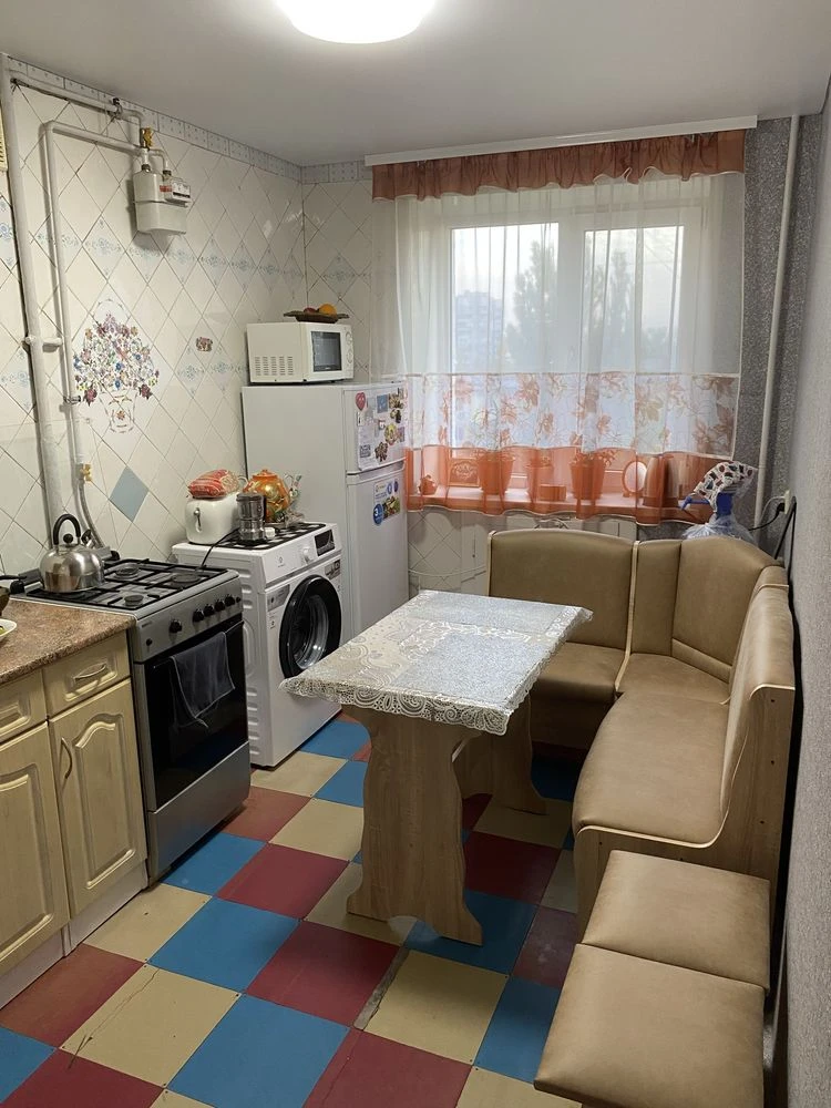 Продам 2 ком  квартиру С. Сдісаренка