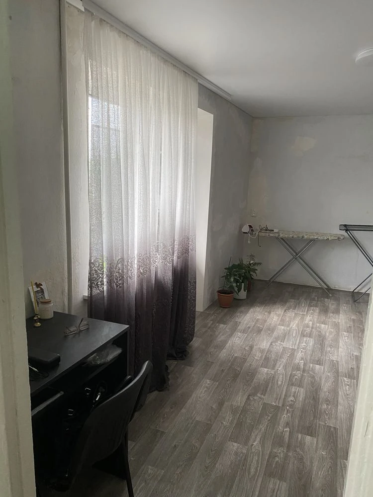 Продам 2 ком  квартиру С. Сдісаренка