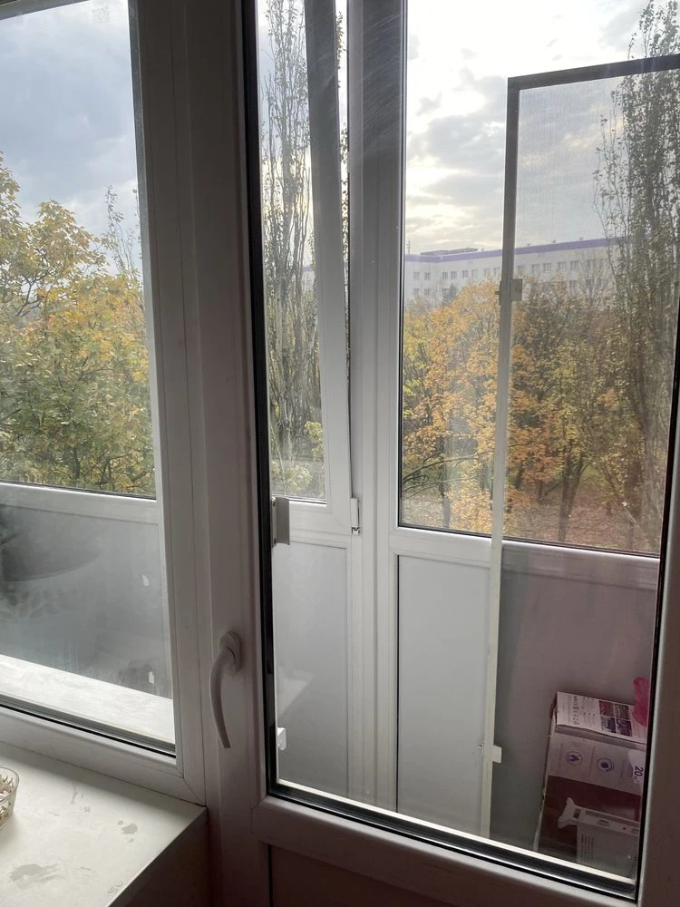 Продам 2 ком  квартиру С. Сдісаренка