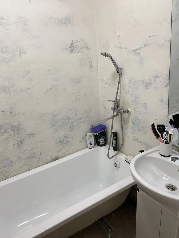 Продам 2 ком  квартиру С. Сдісаренка