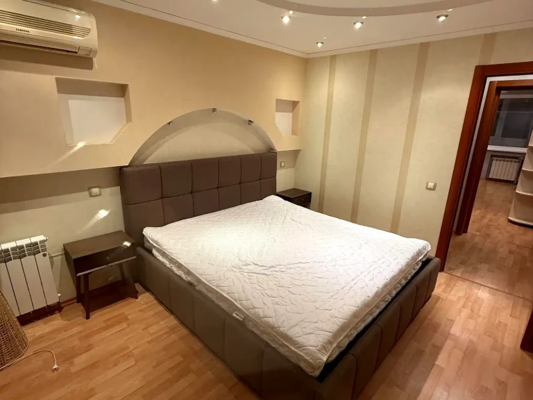 Rent 4-room apartment 91 sq.m. on the 3rd floor.