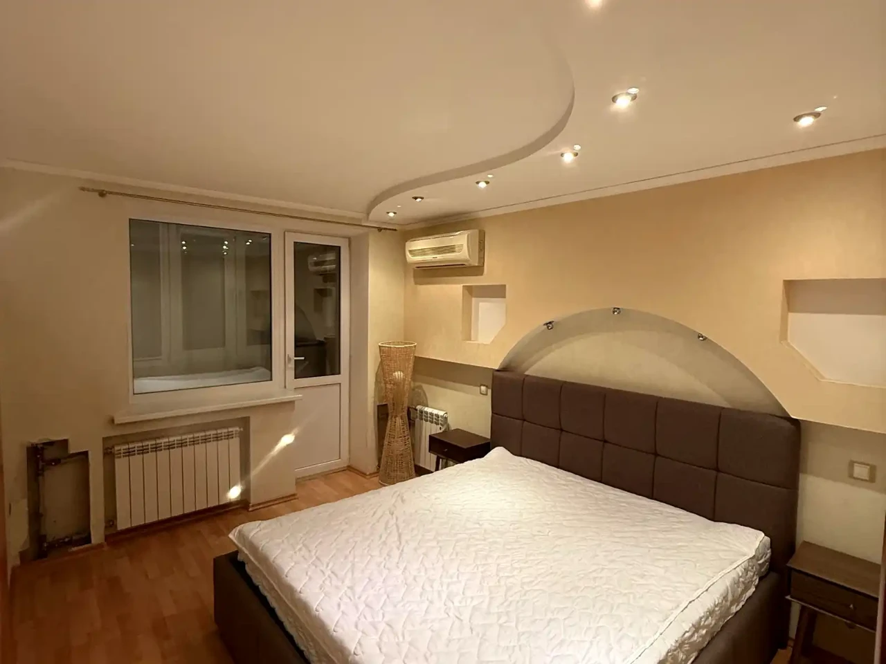 Rent 4-room apartment 91 sq.m. on the 3rd floor.
