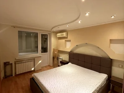Rent 4-room apartment 91 sq.m. on the 3rd floor.