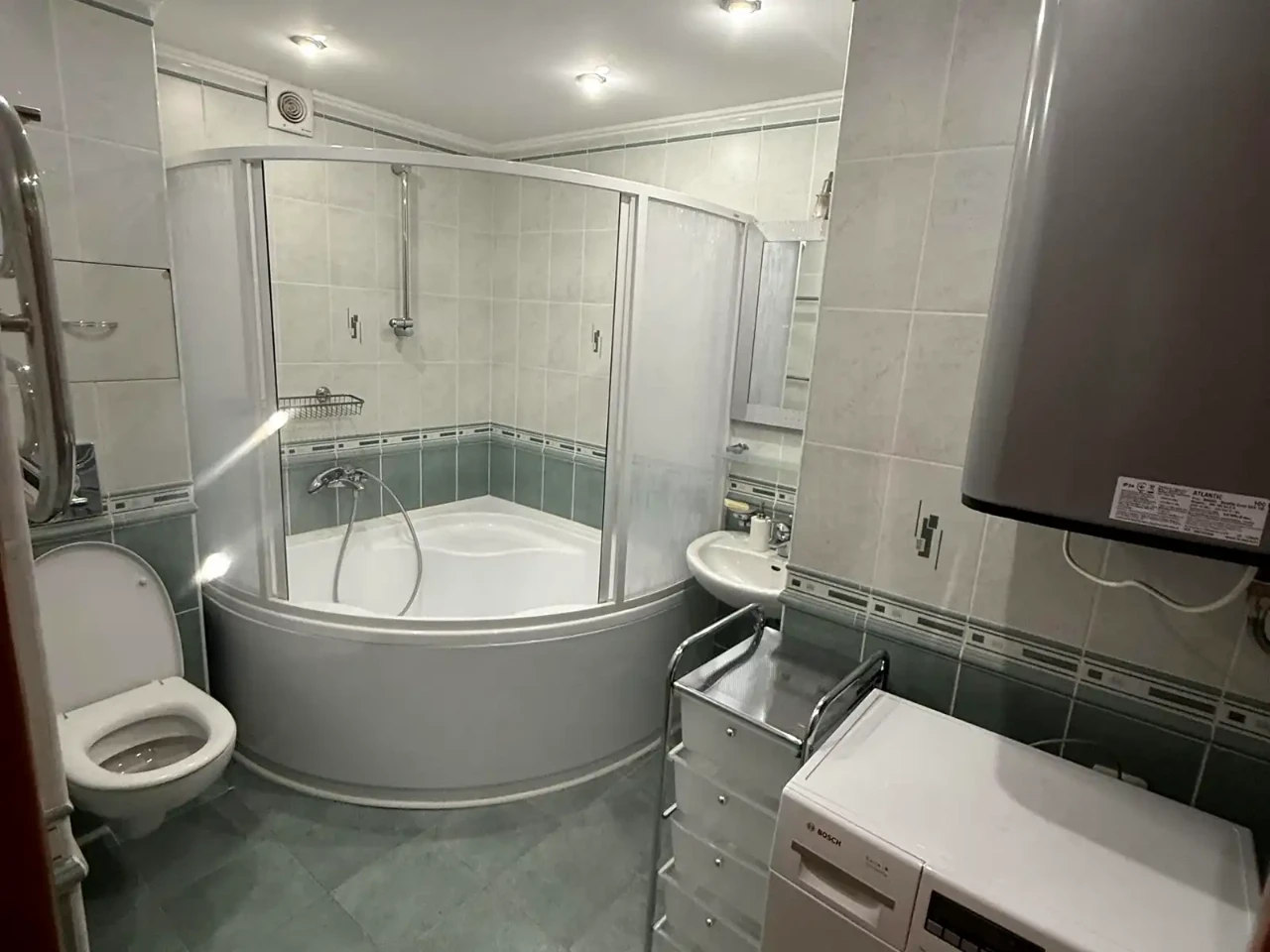 Rent 4-room apartment 91 sq.m. on the 3rd floor.