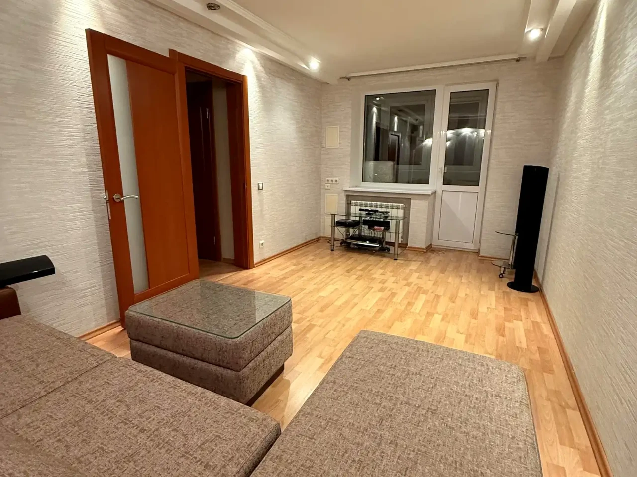 Rent 4-room apartment 91 sq.m. on the 3rd floor.