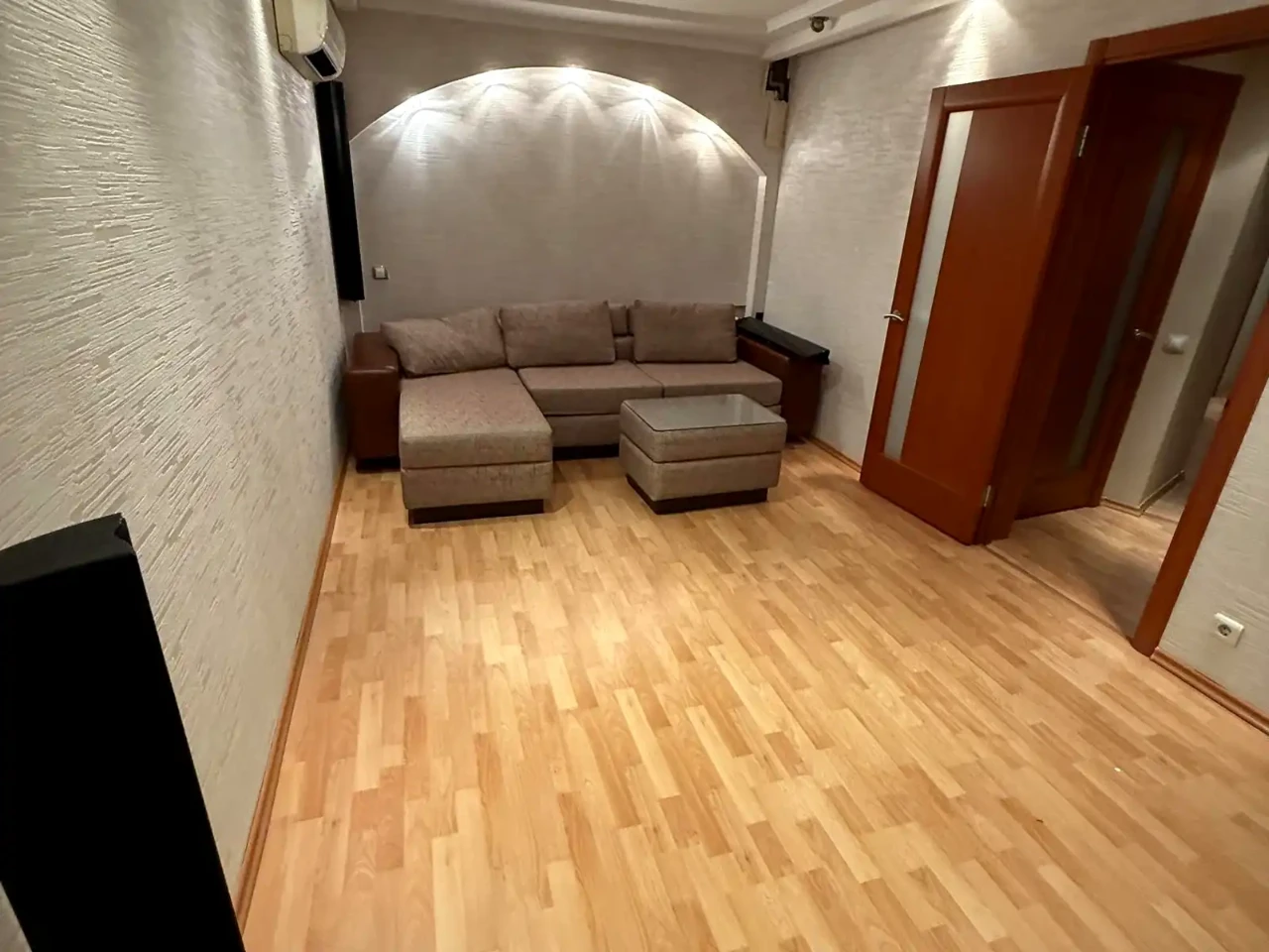Rent 4-room apartment 91 sq.m. on the 3rd floor.