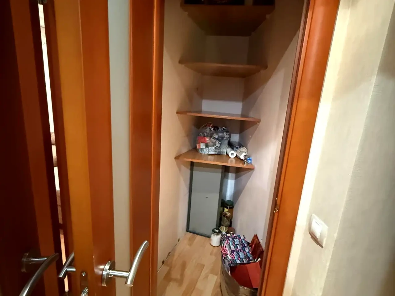 Rent 4-room apartment 91 sq.m. on the 3rd floor.