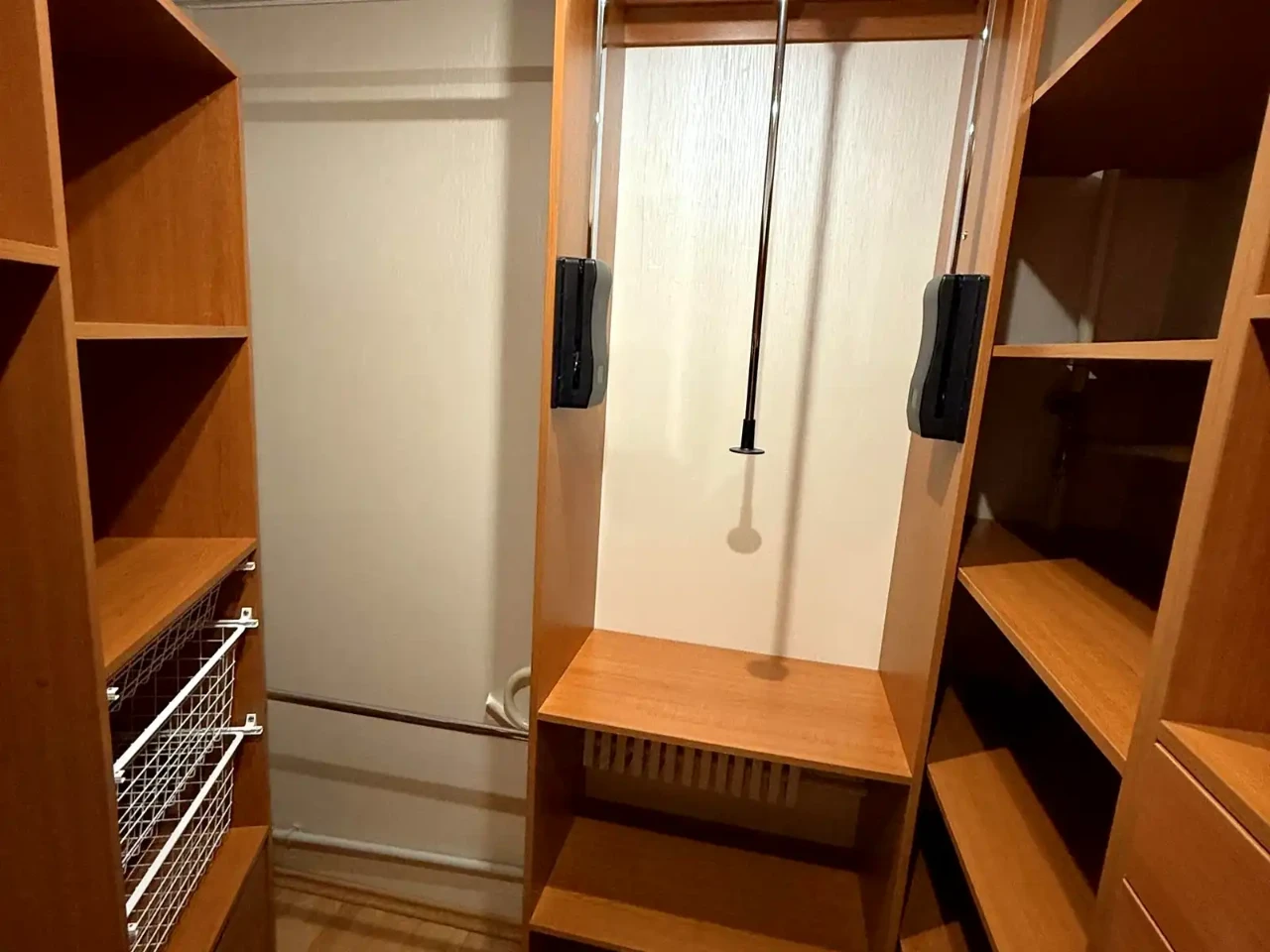 Rent 4-room apartment 91 sq.m. on the 3rd floor.