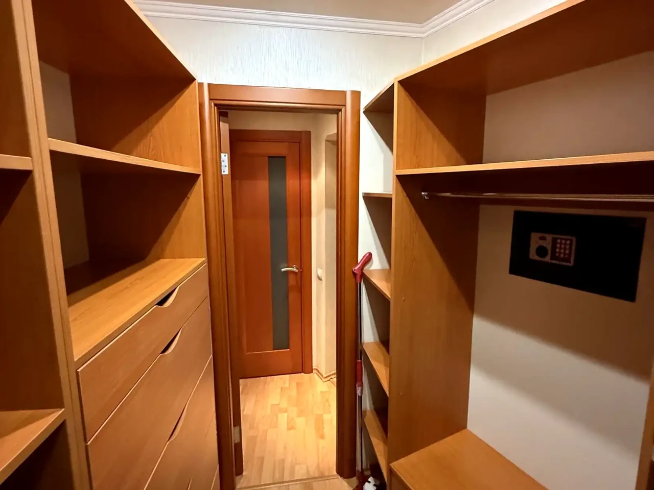 Rent 4-room apartment 91 sq.m. on the 3rd floor.