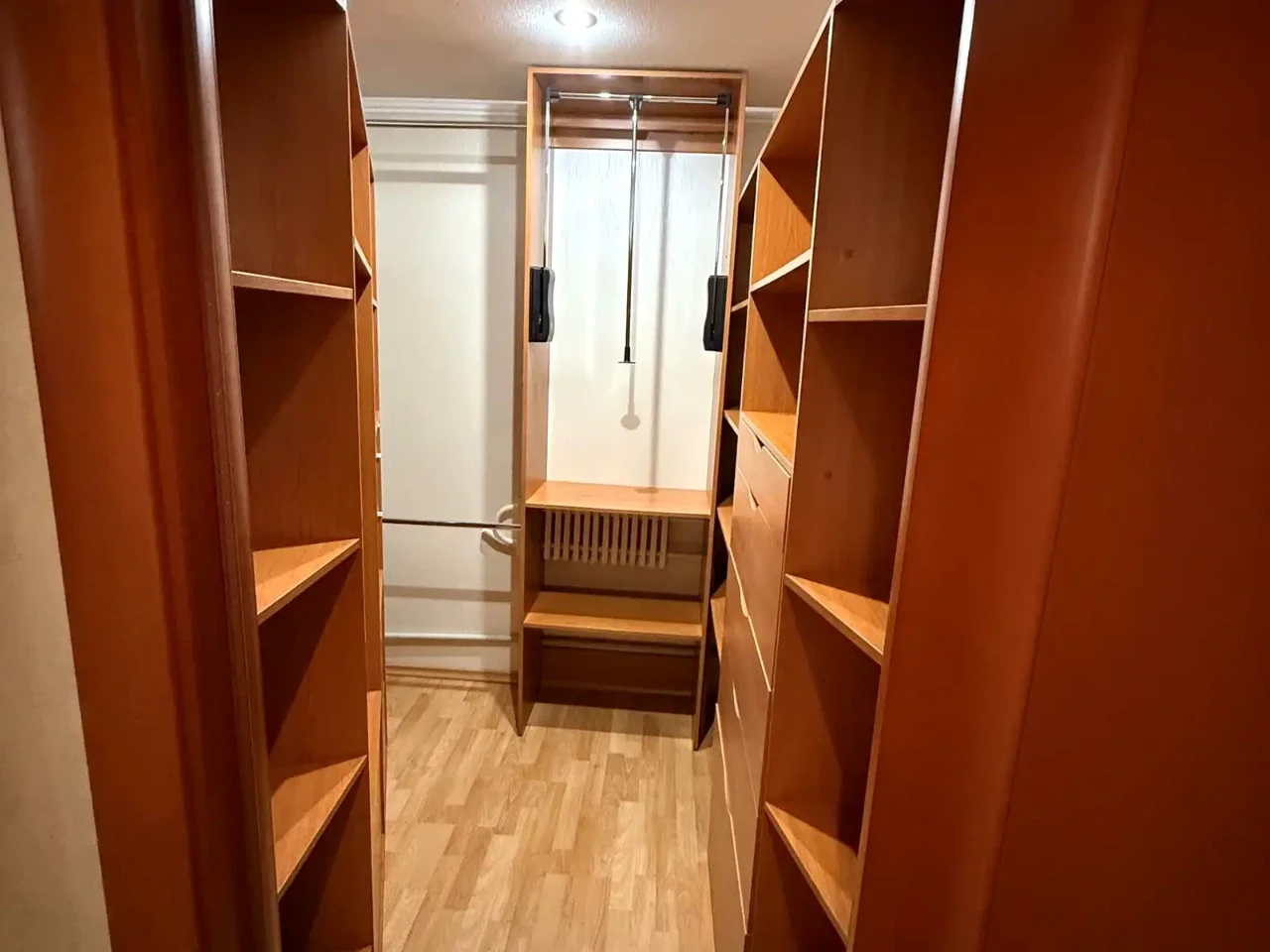 Rent 4-room apartment 91 sq.m. on the 3rd floor.