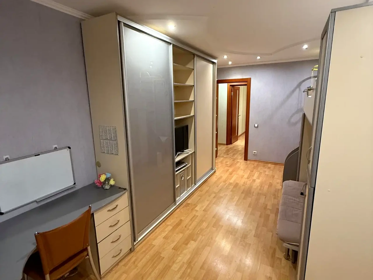 Rent 4-room apartment 91 sq.m. on the 3rd floor.