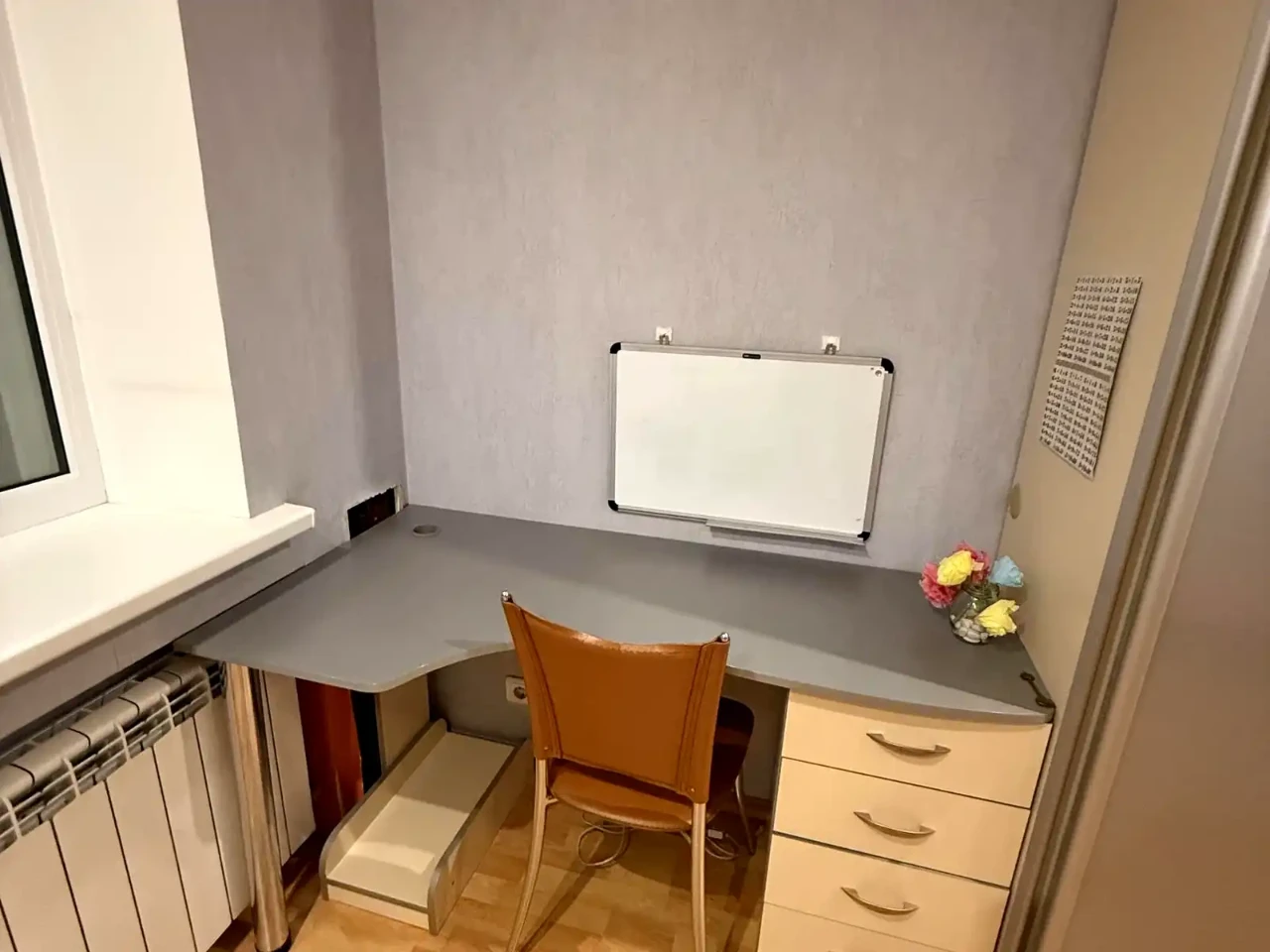 Rent 4-room apartment 91 sq.m. on the 3rd floor.