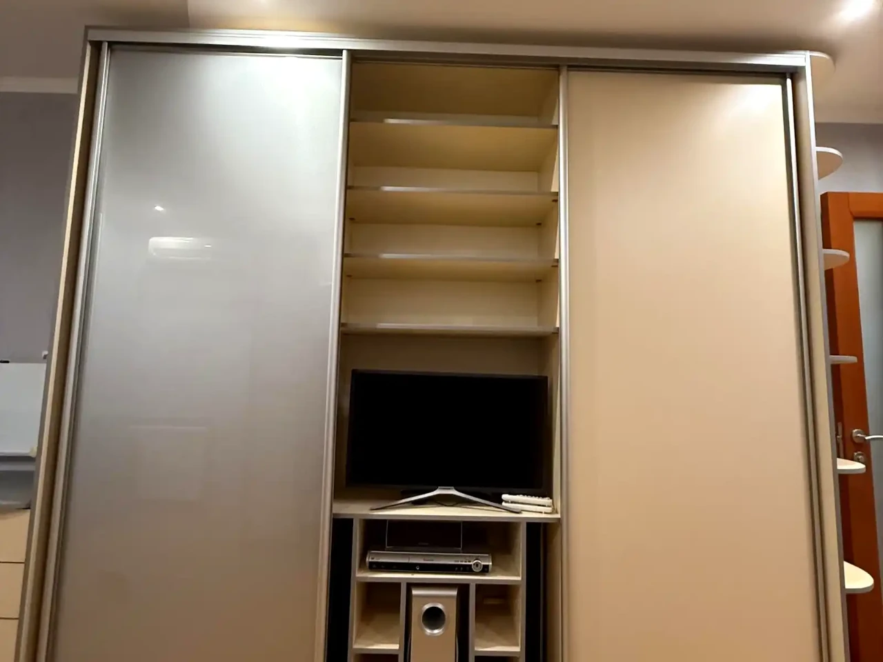 Rent 4-room apartment 91 sq.m. on the 3rd floor.