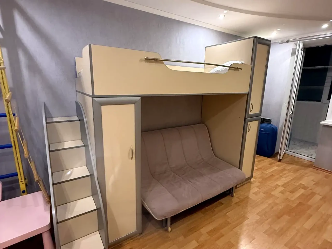 Rent 4-room apartment 91 sq.m. on the 3rd floor.