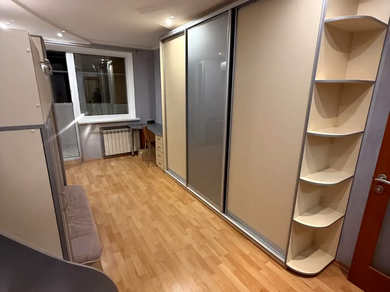 Rent 4-room apartment 91 sq.m. on the 3rd floor.
