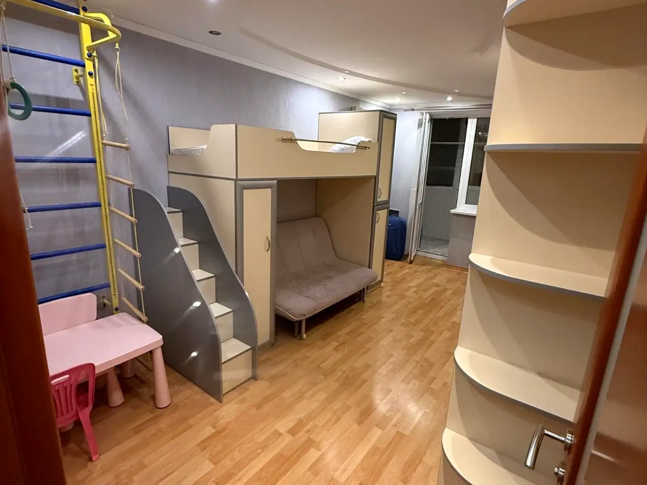 Rent 4-room apartment 91 sq.m. on the 3rd floor.