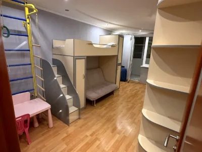 Rent 4-room apartment 91 sq.m. on the 3rd floor.