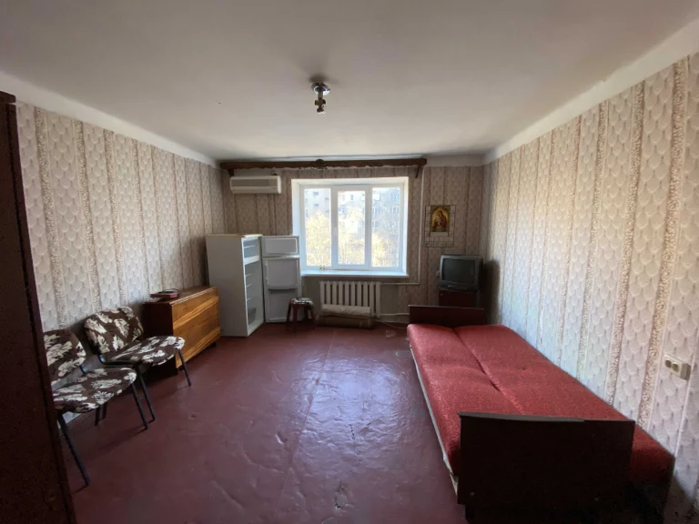 Кімната в цегляному будинку по вул. Жоліо Кюрі (вул. Ойстраха).