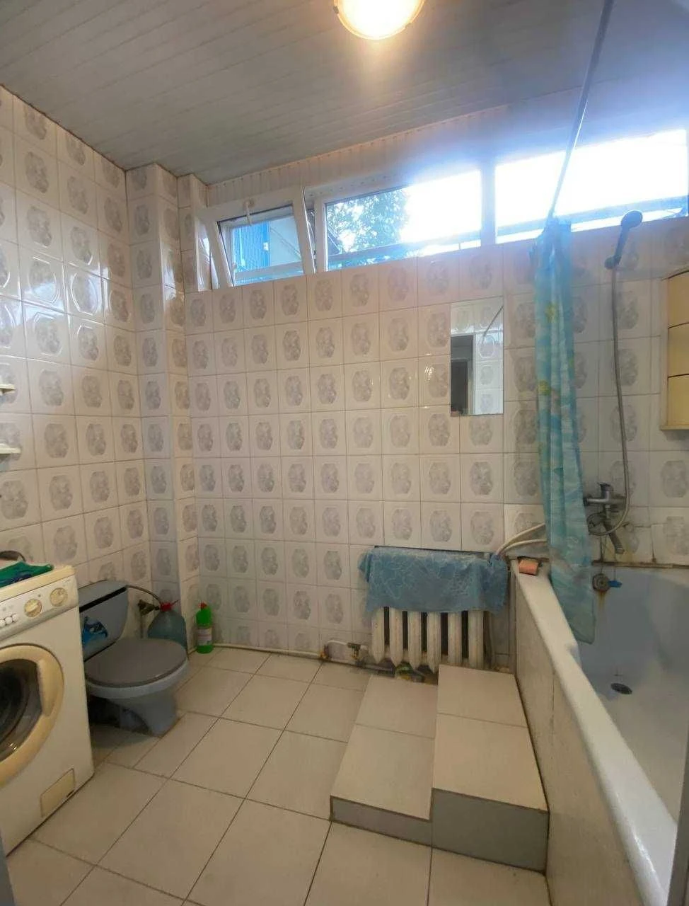 Продам 2-кімнатну квартиру 60 м2 з газовим опаленням, майже