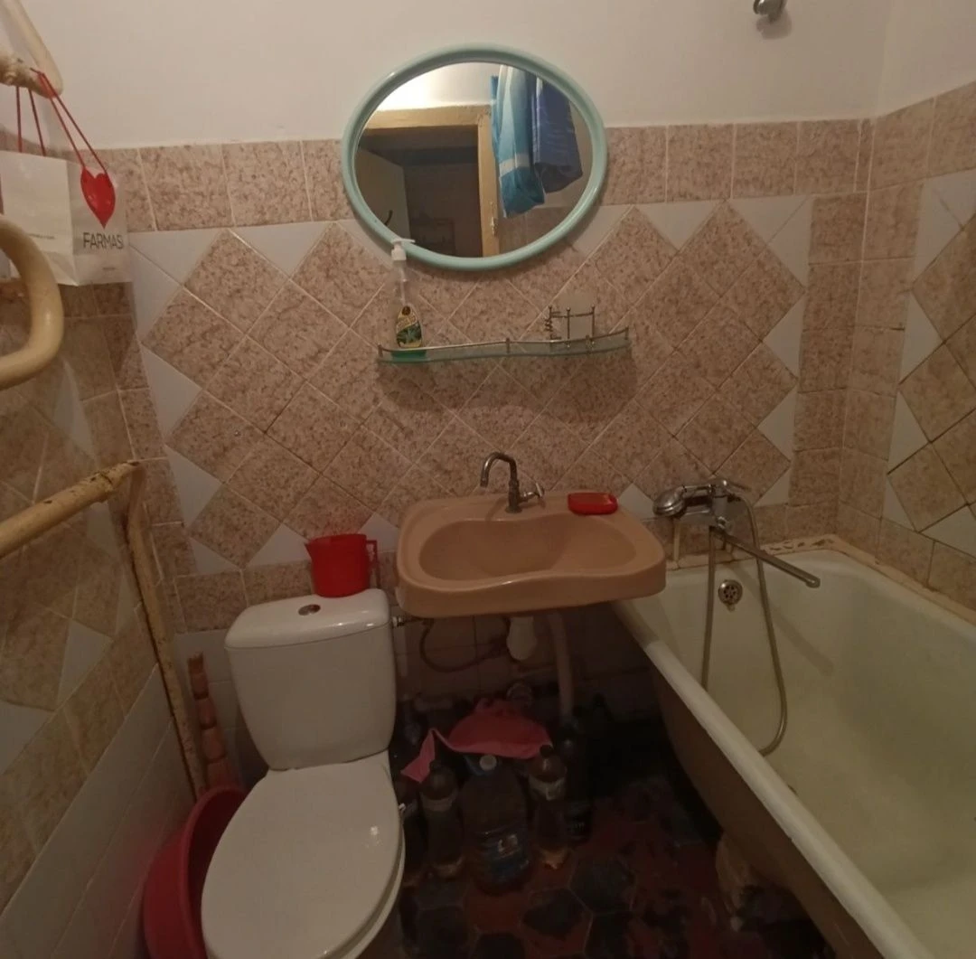 Продаю 2 кім квартиру Космонавтів, косметичний ремонт, мпв,