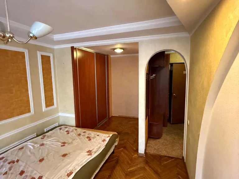 Apartment. Berezhniakivska st, Kyiv