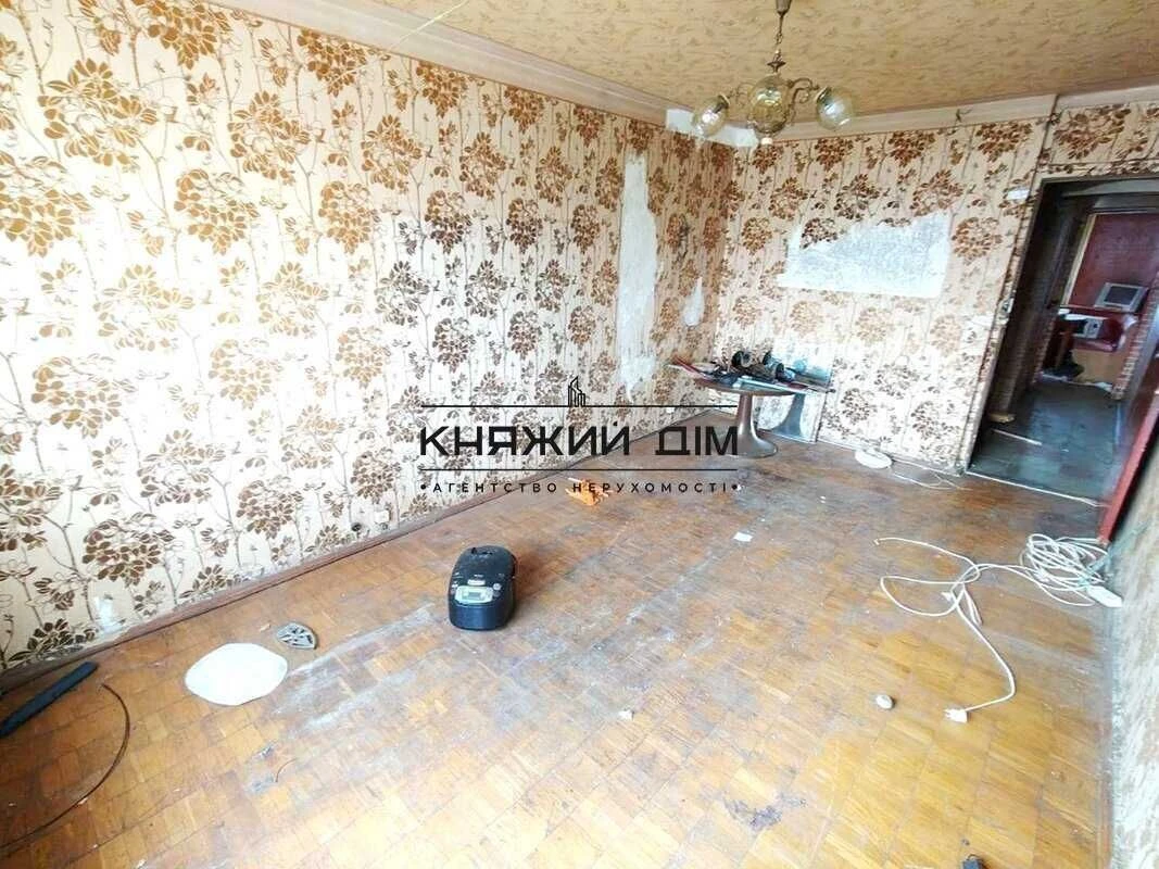 No commission!! For sale 3-room apartment, first house on