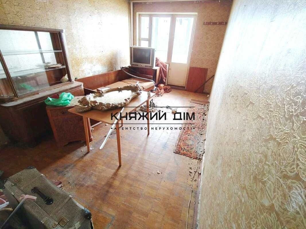 No commission!! For sale 3-room apartment, first house on