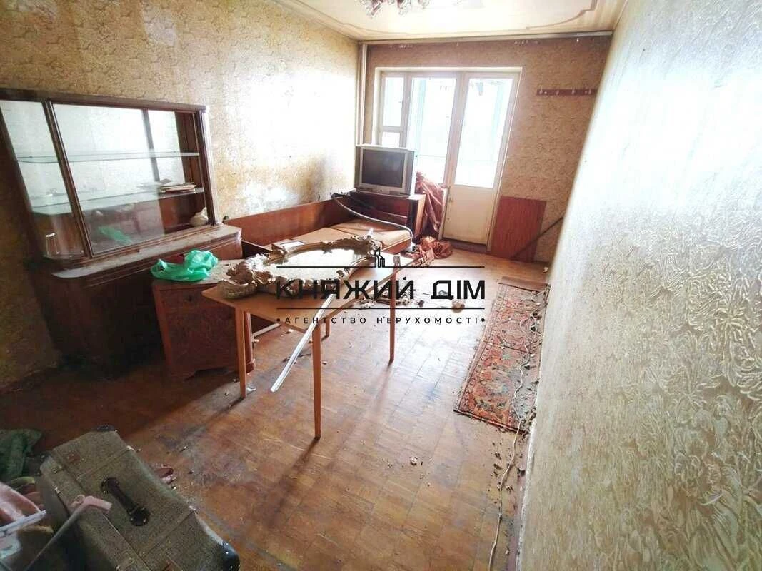 No commission!! For sale 3-room apartment, first house on