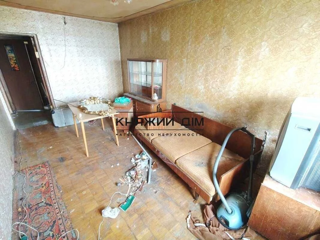 No commission!! For sale 3-room apartment, first house on