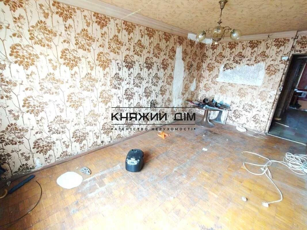 No commission!! For sale 3-room apartment, first house on