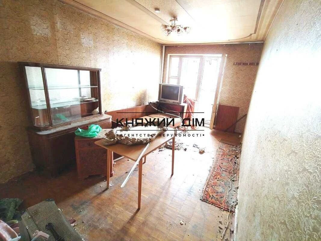 No commission!! For sale 3-room apartment, first house on