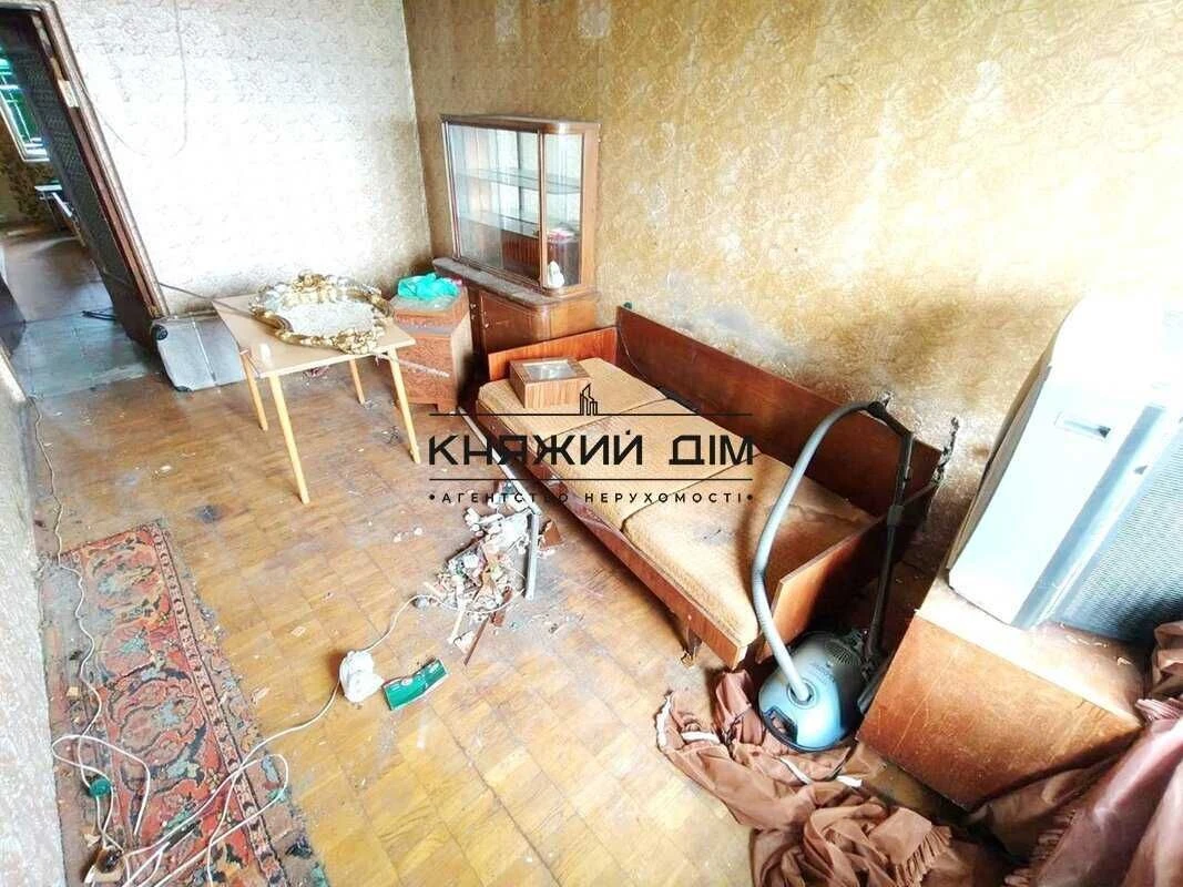 No commission!! For sale 3-room apartment, first house on