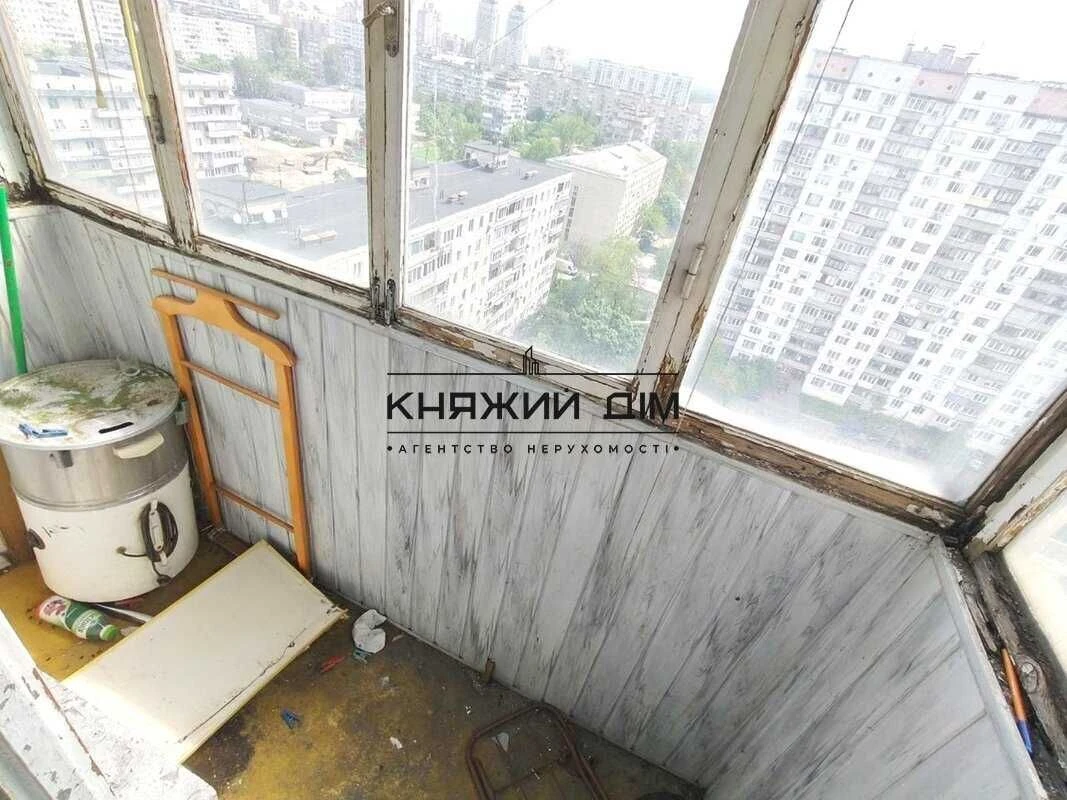 No commission!! For sale 3-room apartment, first house on