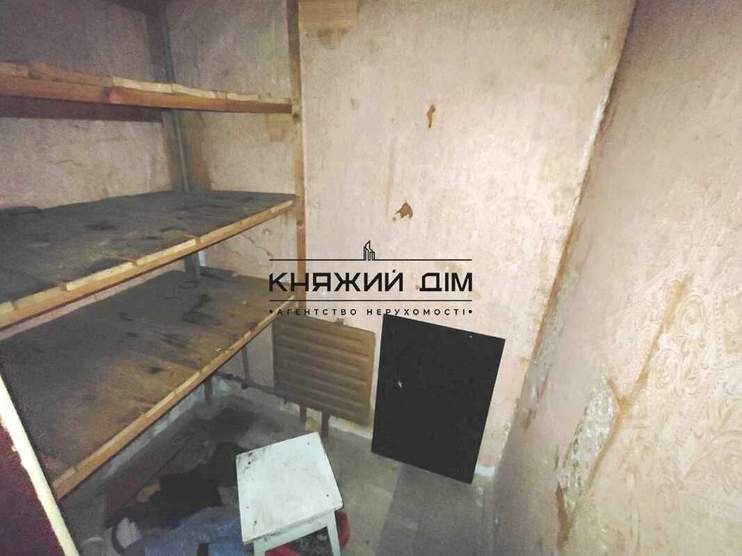 No commission!! For sale 3-room apartment, first house on