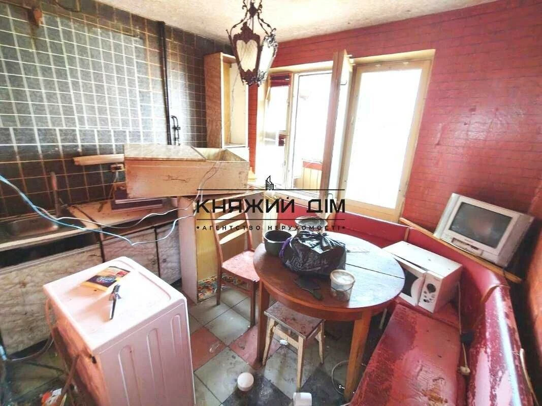 No commission!! For sale 3-room apartment, first house on