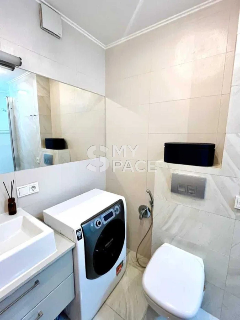 Renovated! Arsenal Metro 3-Bedroom Apartment on Mazepa Street, Ostrzyhsky