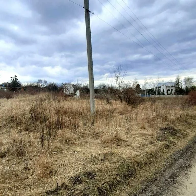 Продам приватизовану ділянку в передмісті Харкова.