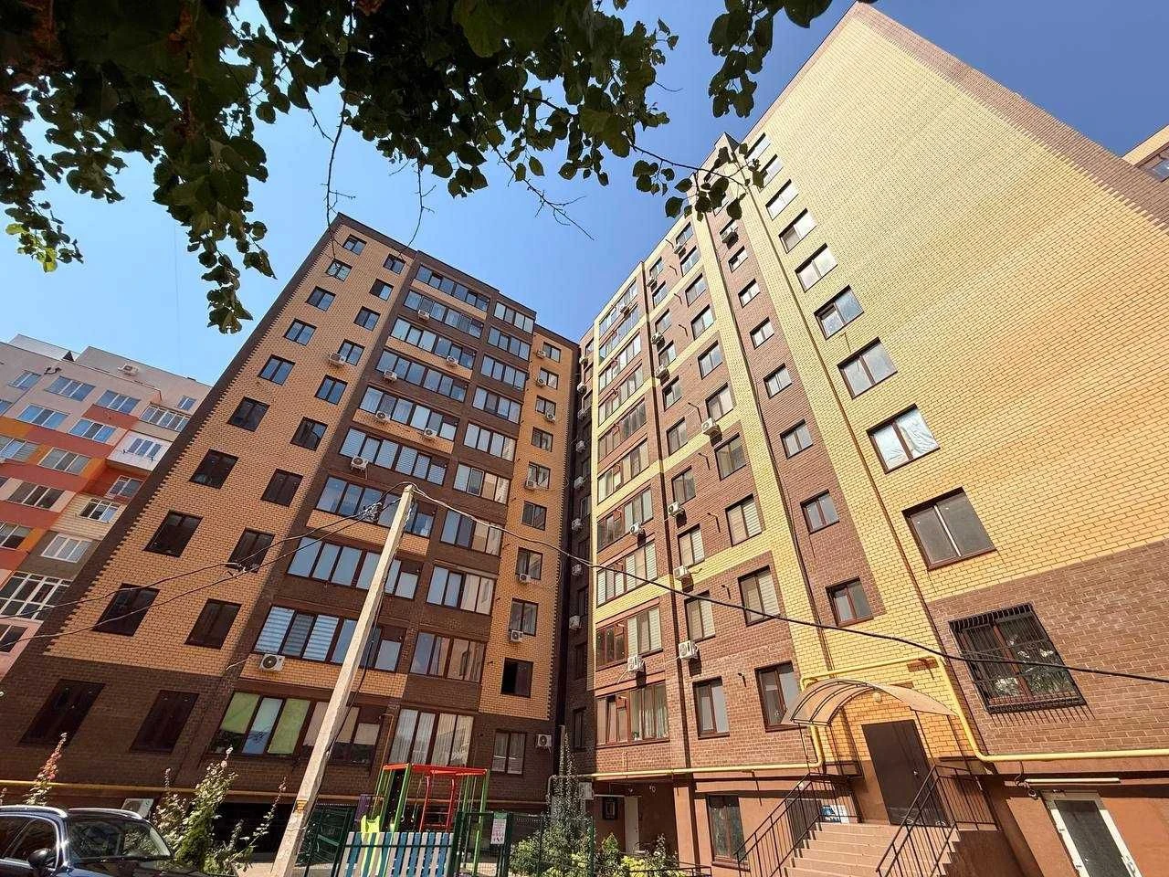 Apartment with АГВ, new brick building. Street: Грушевський