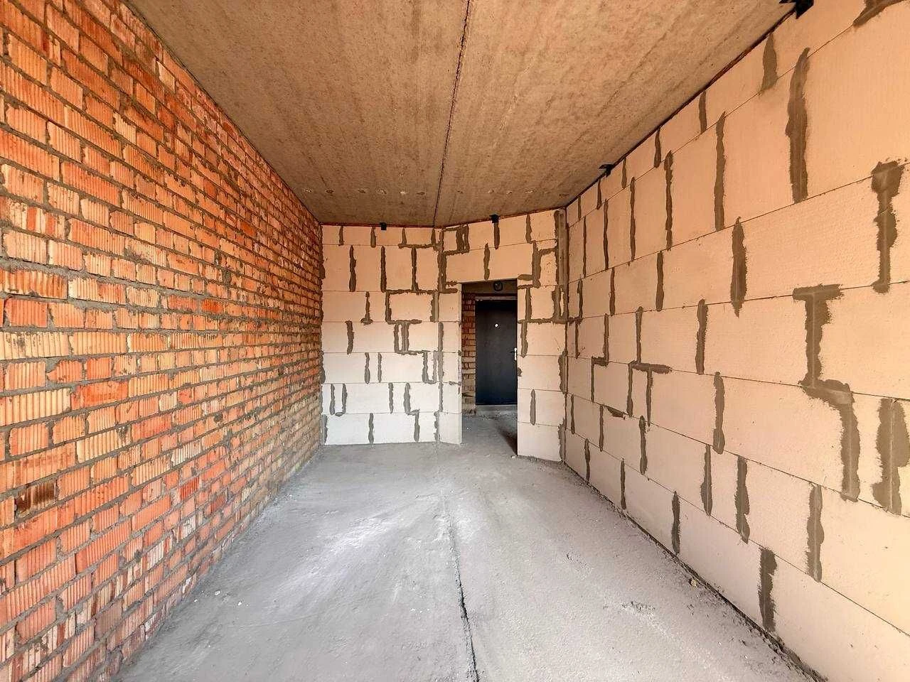 Apartment with АГВ, new brick building. Street: Грушевський