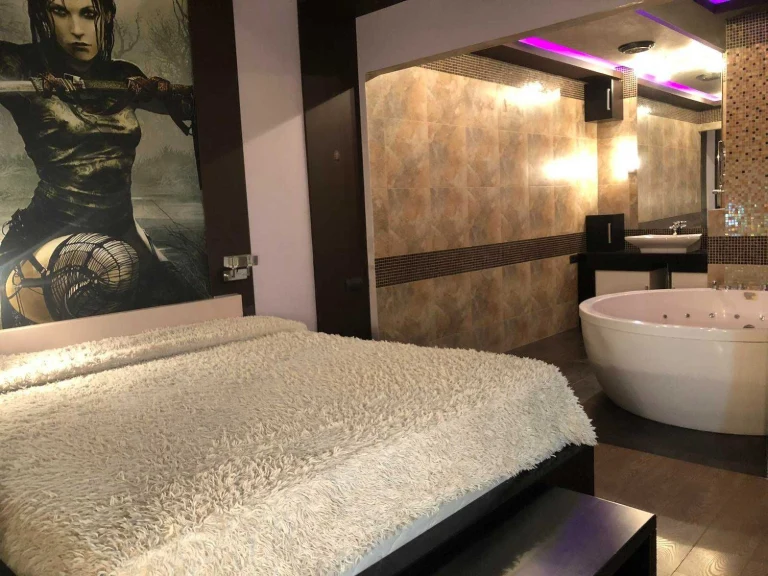 Двокімнатна квартира на Фонтані, 90 м², з ремонтом! Велика кухня! Вид на море