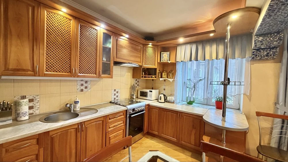 Продаж 3кімнатної квартири 4/9 площа Свободи