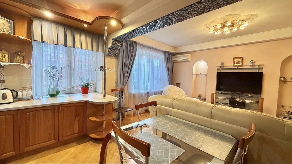 Продаж 3кімнатної квартири 4/9 площа Свободи