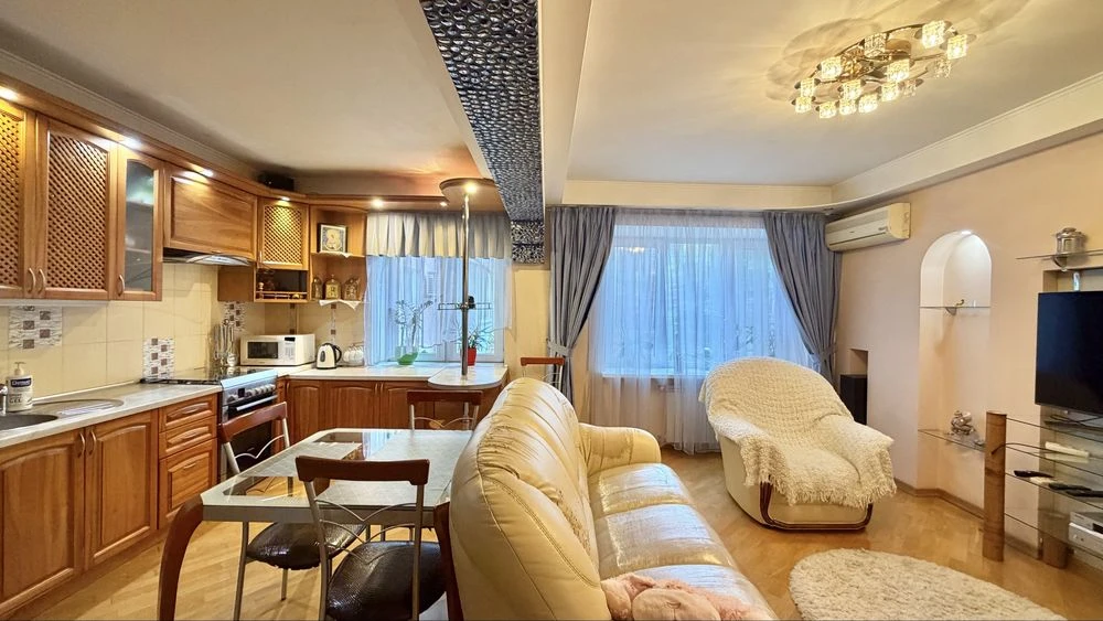 Продаж 3кімнатної квартири 4/9 площа Свободи