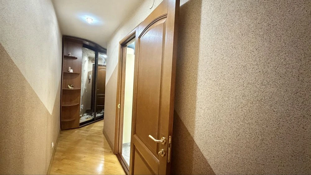 Продаж 3кімнатної квартири 4/9 площа Свободи