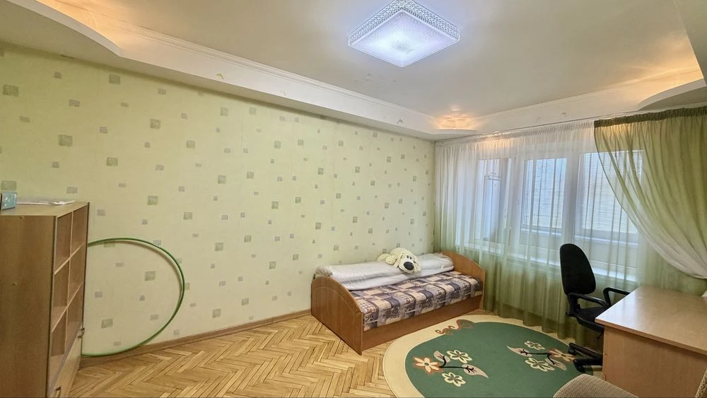 Продаж 3кімнатної квартири 4/9 площа Свободи