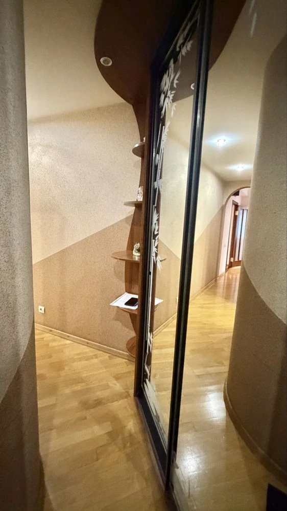 Продаж 3кімнатної квартири 4/9 площа Свободи