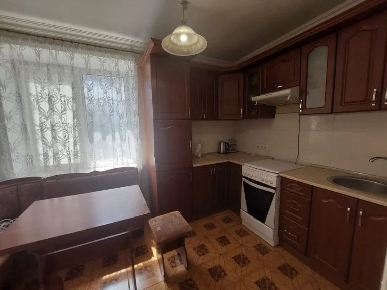 Продам 2-х комнатную квартиру на Заболотном. Кирпичный дом