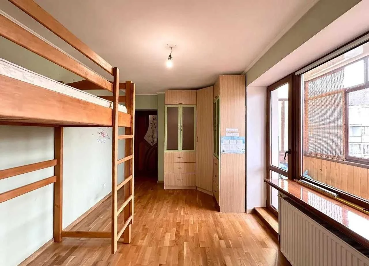 Cozy and warm 3-bedroom apartment with renovation in a quiet